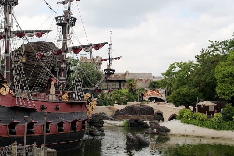La atracción de Piratas del Caribe y el barco del Capitán Garfio en Adventureland.