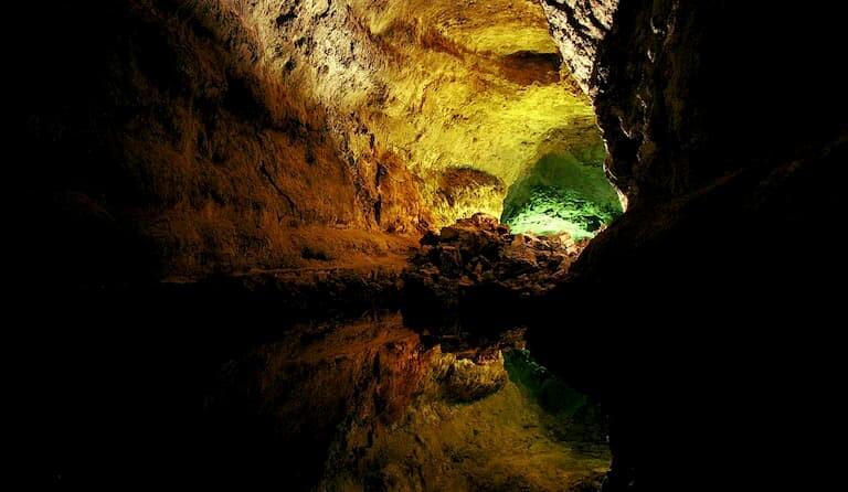 Explorar la Cueva de los Verdes y descubrir su secreto.