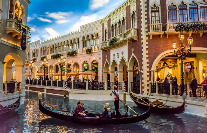 The Venetian Hotel con sus góndolas en el canal, Las Vegas.