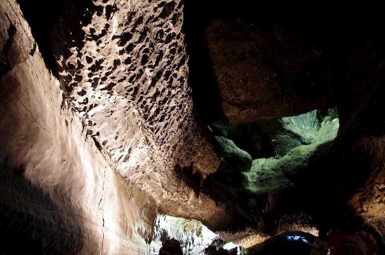 El interior de la Cueva de los Verdes
