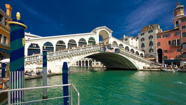 El Puente de Rialto en Venecia