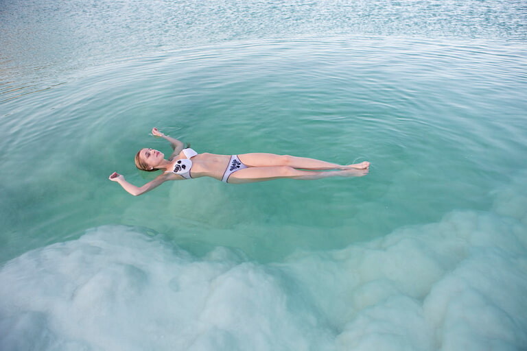 Mujer flotando en el Mar Muerto