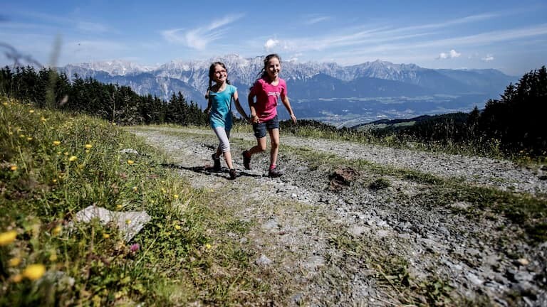 2 niñas paseando por las montañas del Tirol