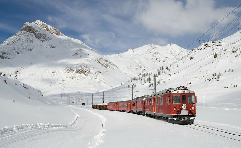 Tren de montaña recorriendo un paisaje nevado en Suiza
