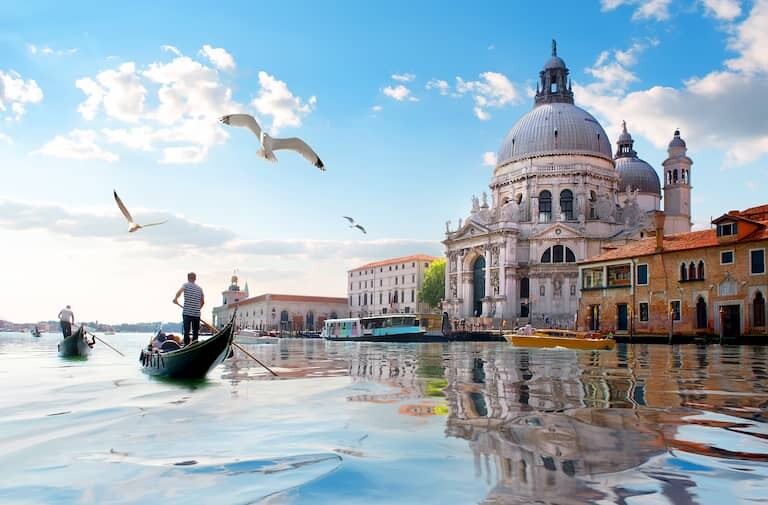 Gondoleros en Venecia