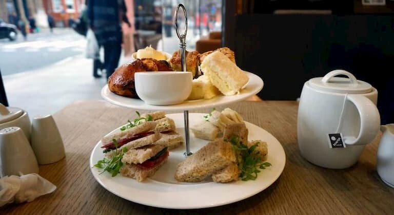 La hora del té en Londres con pastelitos y sándwiches
